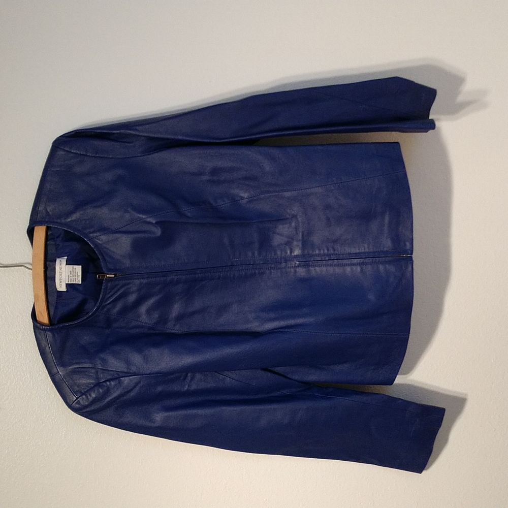 Newport News royal blue leather jacket. Zip front, round color. Great condition